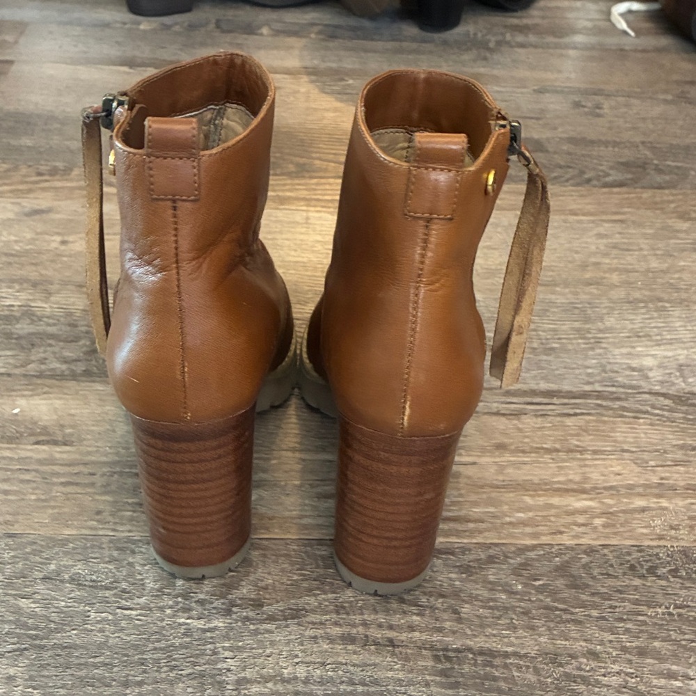 B by Born Cognac Leather Western Side Zip 4”Sole Lug Heel Booties Eu Sz. 34 US 4 - Picture 4 of 5